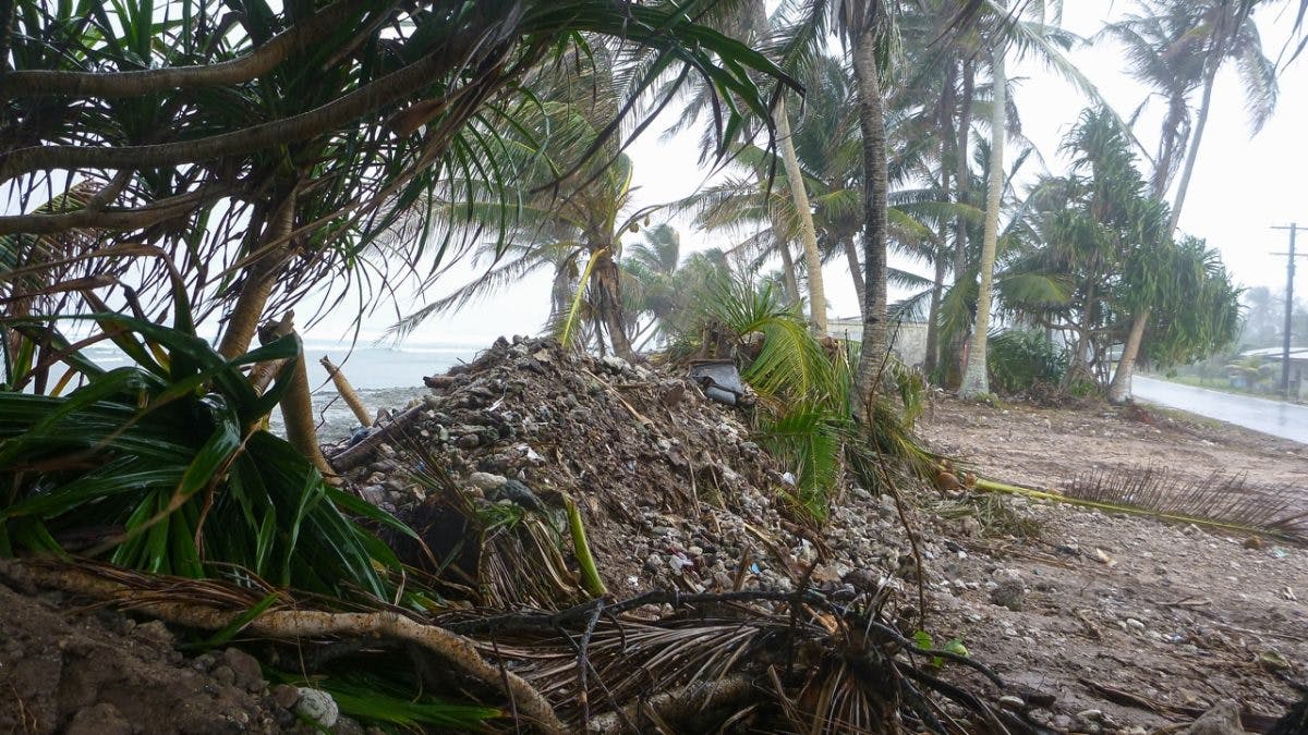 2°C_Majuro; March; Barricade created to keep the waves away during the ‘3 March’ extreme King Tide event_foto- Are Erik Brandvik_UiB