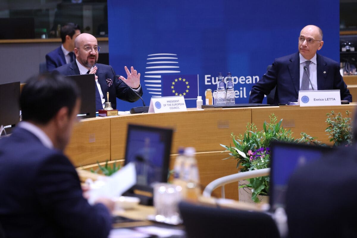Europeisk rådsmøte med charles michel som taler og enrico letta sittende til høyre for ham, publikum i forgrunnen, eu-flagget i bakgrunnen.