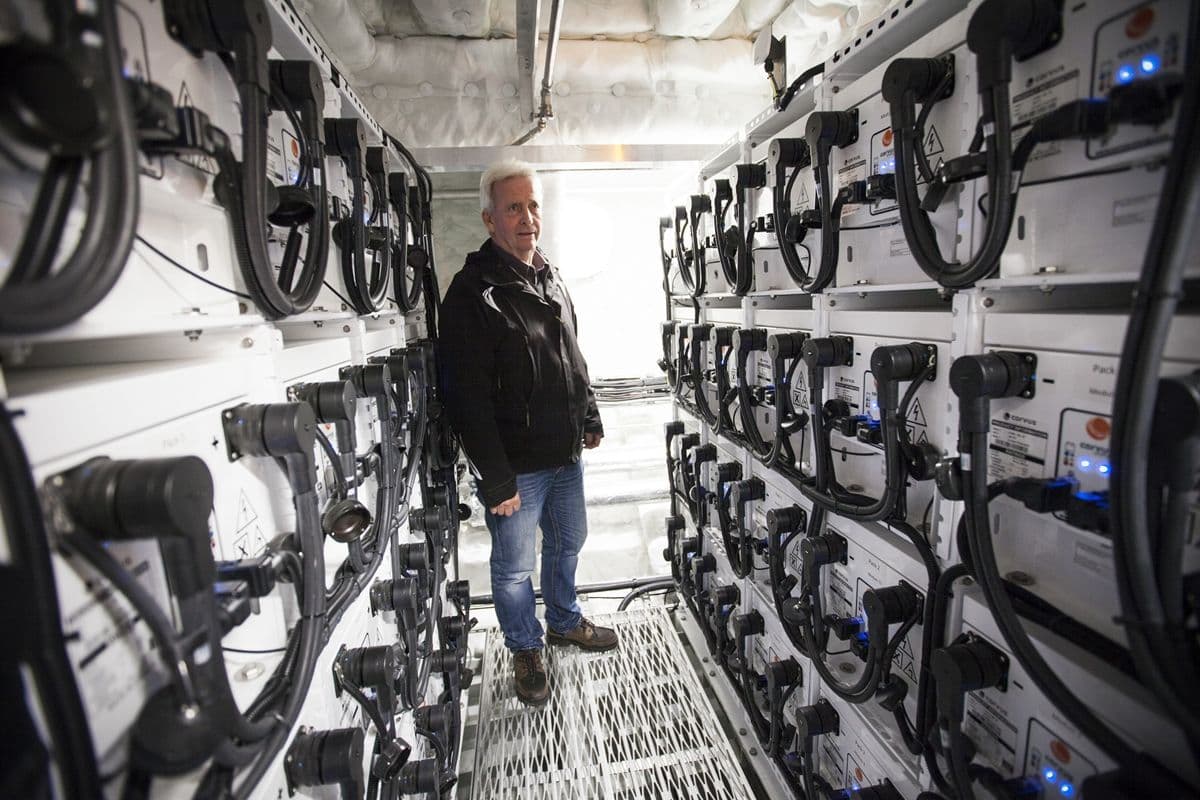 Kraftpakke: Geir Haaland fra Norled viser fram batterirommet i "Ampere" (foto: Bård Ek)