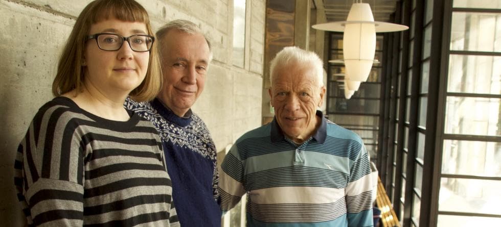 Har kartlagt istiden: – Den nye rekonstruksjonen gjør avstanden mindre mellom forskere som jobber med klimamodeller og de som er ute i feltet, sier Anna Hughes. Bak fra venstre John-Inge Svendsen og Jan Mangerud, alle ved Institutt for geovitenskap, UiB og Bjerknessenteret. (foto: Bjerknessenteret).