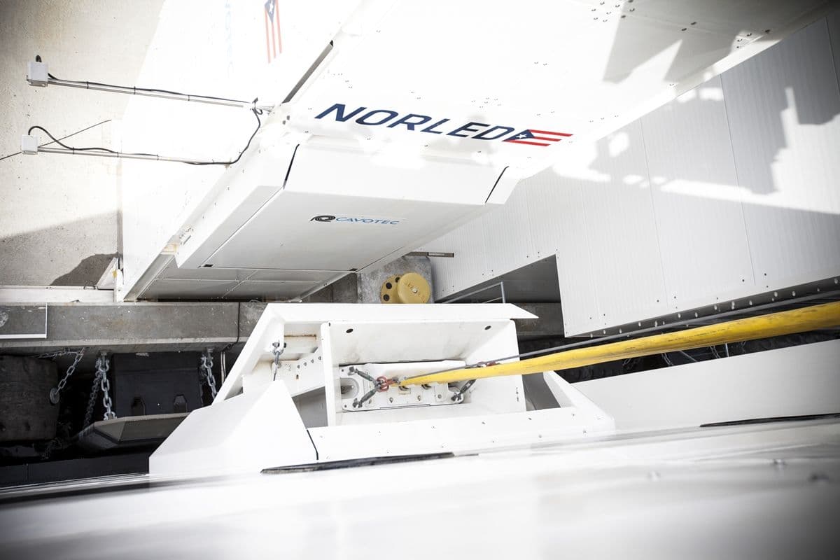 Innplugget: Mens bilene kjører av og på "Ampere", lades batteriene via dette "støpselet" (foto: Bård Ek)