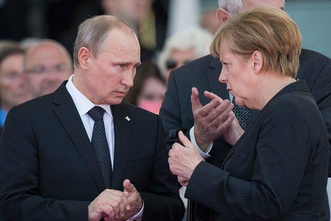 Vladimir Putin og Angela Merkel under markeringen av D-dagen i Frankrike 6. juni 2014 (foto: Sergej Guneev, kremlin.ru).
