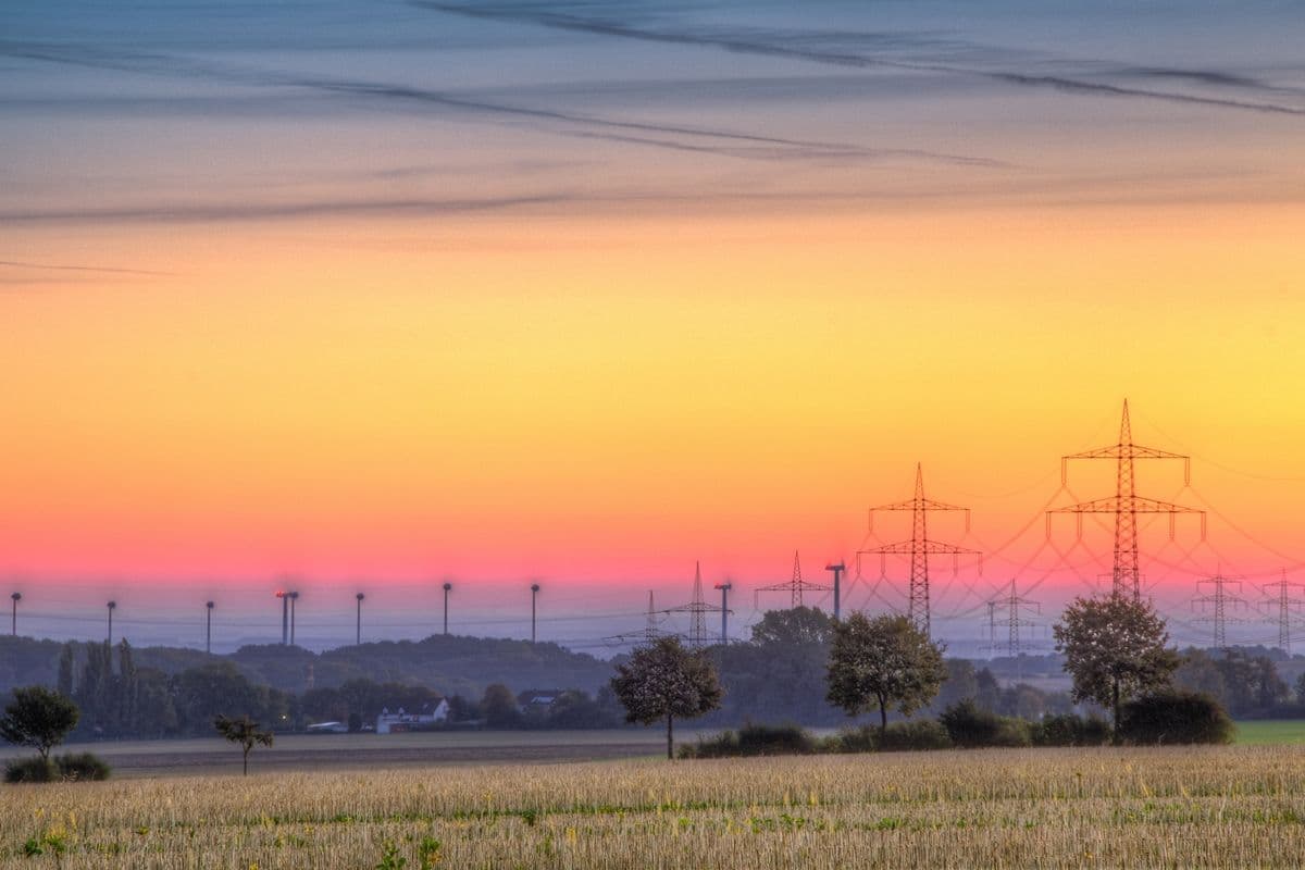 Energiewende i praksis: Vindmøller og kraftmaster i Frömern, Nordrhein-Westfalen.