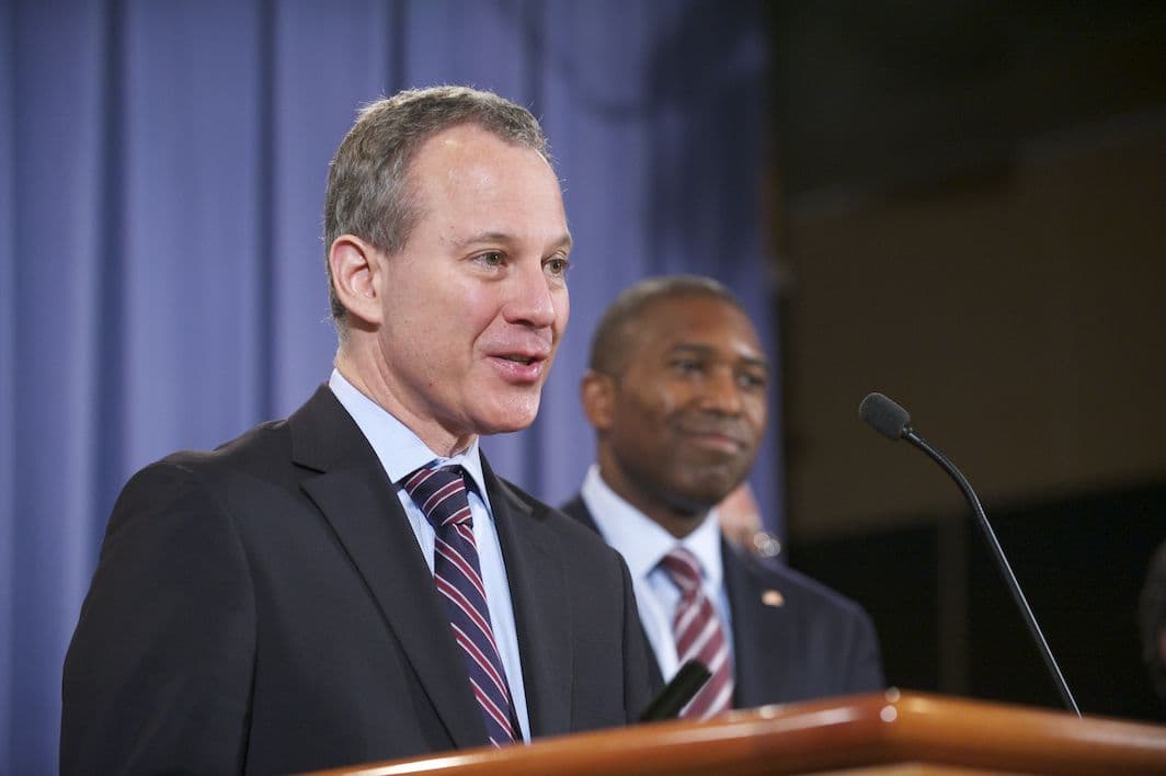 Statsadvokat Eric Schneiderman i New York etterforsker ExxonMobil