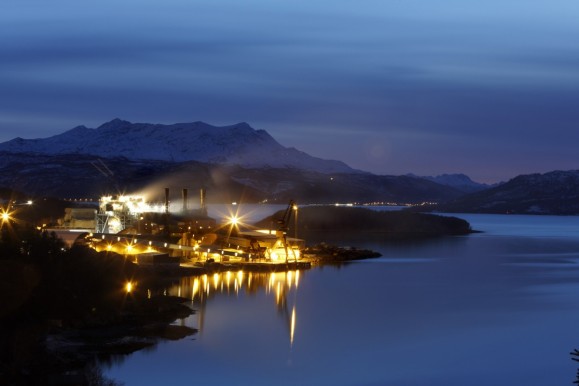 Finnfjord smelteverk i Troms har redusert energiforbruket med 40 prosent. (foto: finnfjord.no)