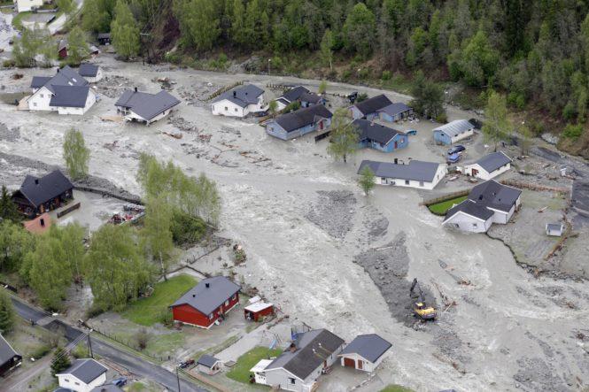 Bildet viser et rasert nabolag i Kvam i Gubrandsdalen ved flommen i 2013. Foto: NTB Scanpix