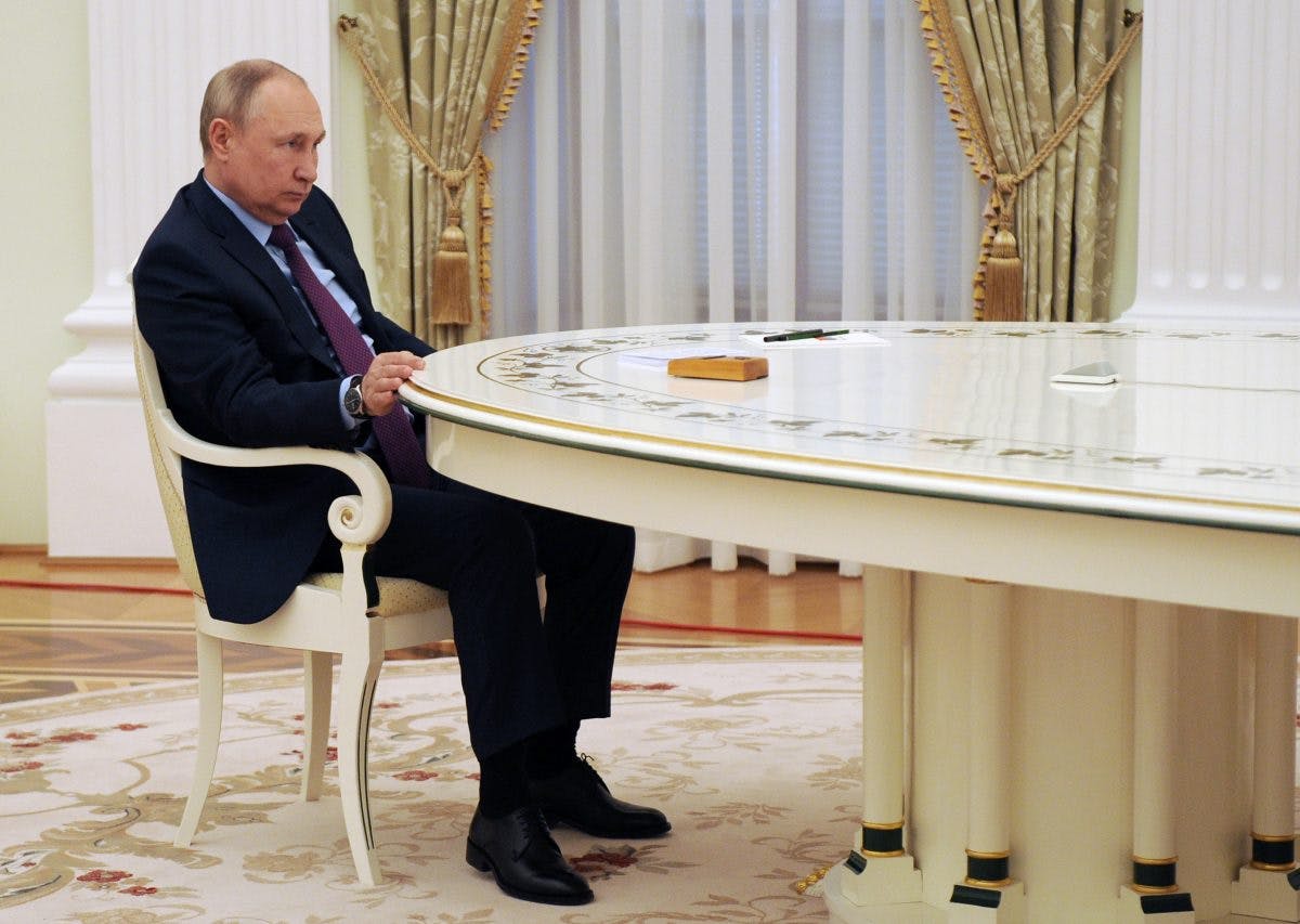Putin sitter ved stort bord