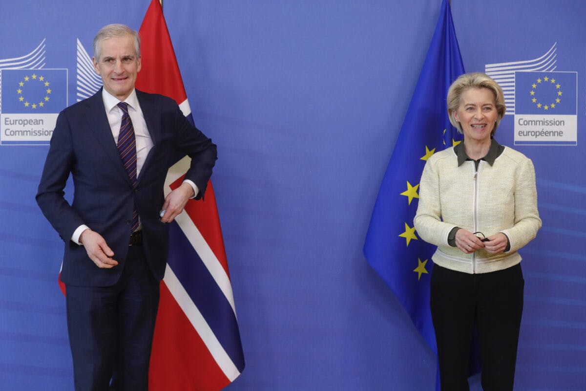 Støre og von der Leyen foran norsk flagg og EU-flagget