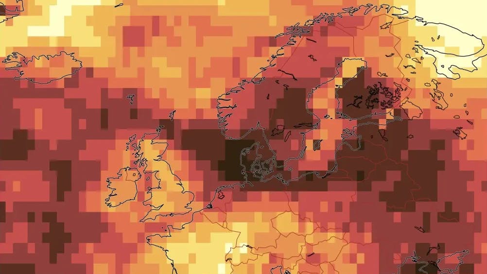 Et fargekodet varmekart over Nord-Europa som viser temperaturvariasjoner, med nyanser av rødt, oransje og gult som indikerer forskjellige temperaturområder i forskjellige land.