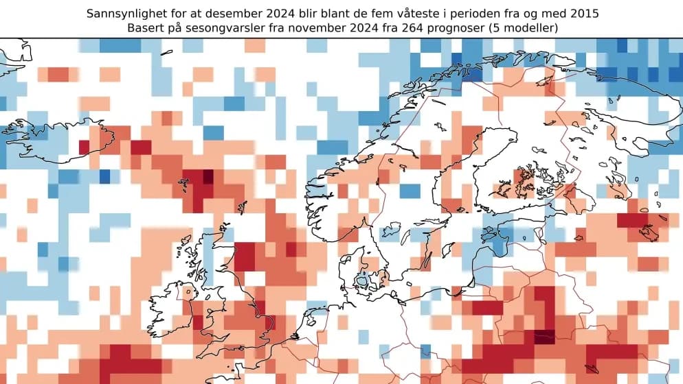 Kart som viser sannsynlighet for våtere forhold enn gjennomsnittet for desember 2024 i Nord-Europa, med rødt som indikerer høyere sannsynlighet og blått som indikerer lavere sannsynlighet. Tekst på norsk.