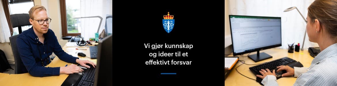 To personer jobber ved skrivebord med datamaskiner. Teksten i midten lyder "Vi gjør kunnskap og ideer til et effektivt forsvar," med et emblem over.