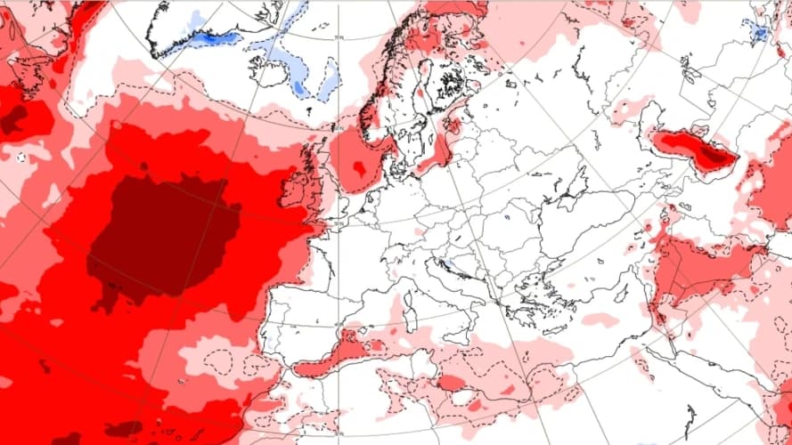 Værkart som viser hetebølge over Europa, med mørkerøde områder som indikerer høyeste temperaturer, og lysere nyanser som viser mildere varme.