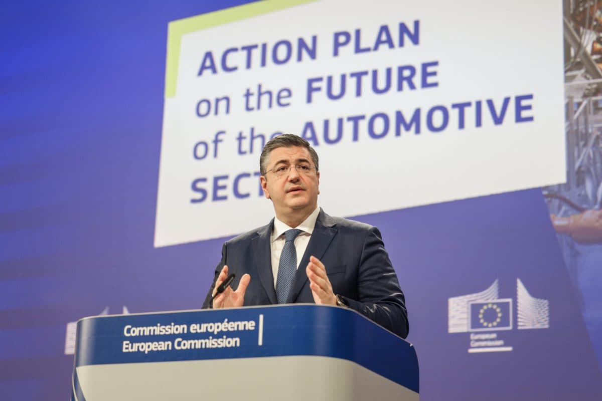 En mann taler ved et podium merket "European Commission" med bakteppet "Action Plan on the Future of the Automotive Sector".