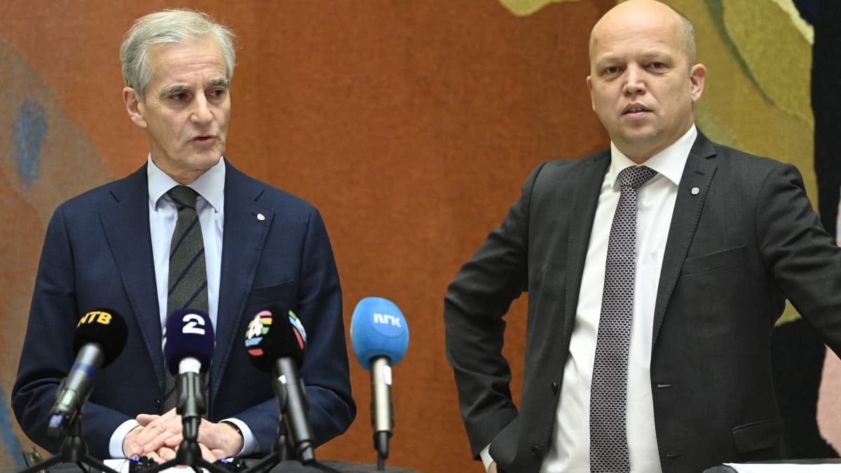 Støre og Vedum bak bord med mikrofoner