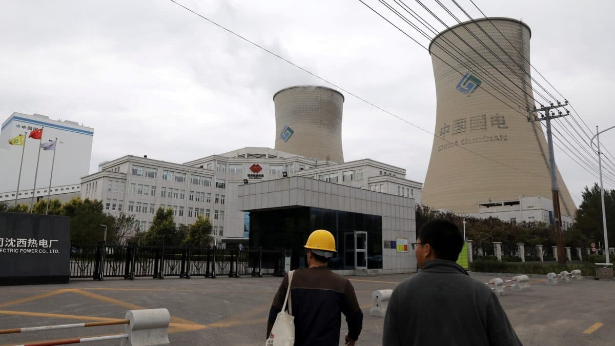 To menn foran kullkraftverk