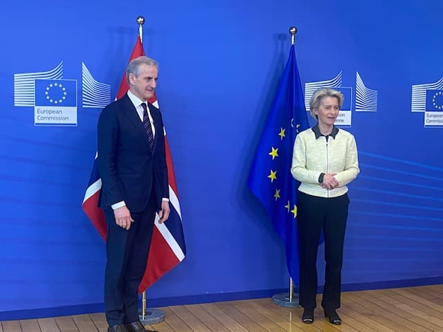 støre og von der leyen foran norsk flagg og EU-flagget