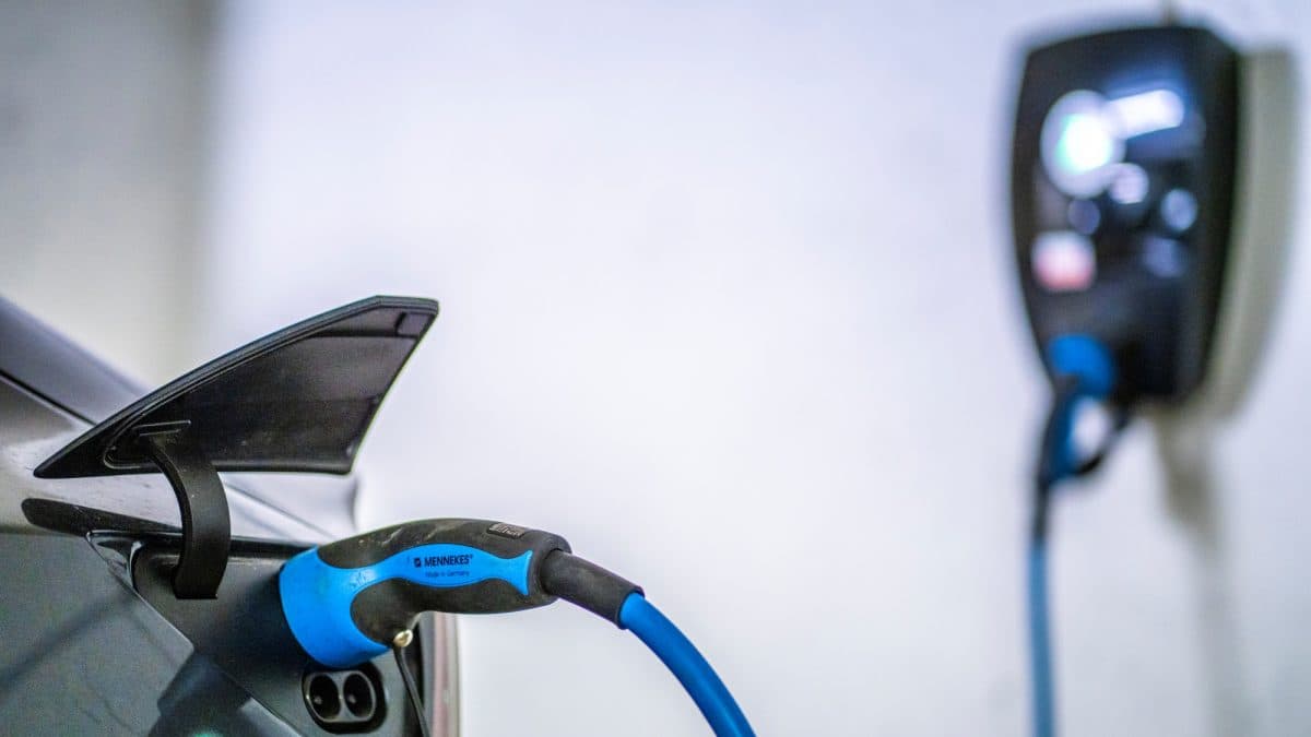 elbil koblet med kabel til ladeboks