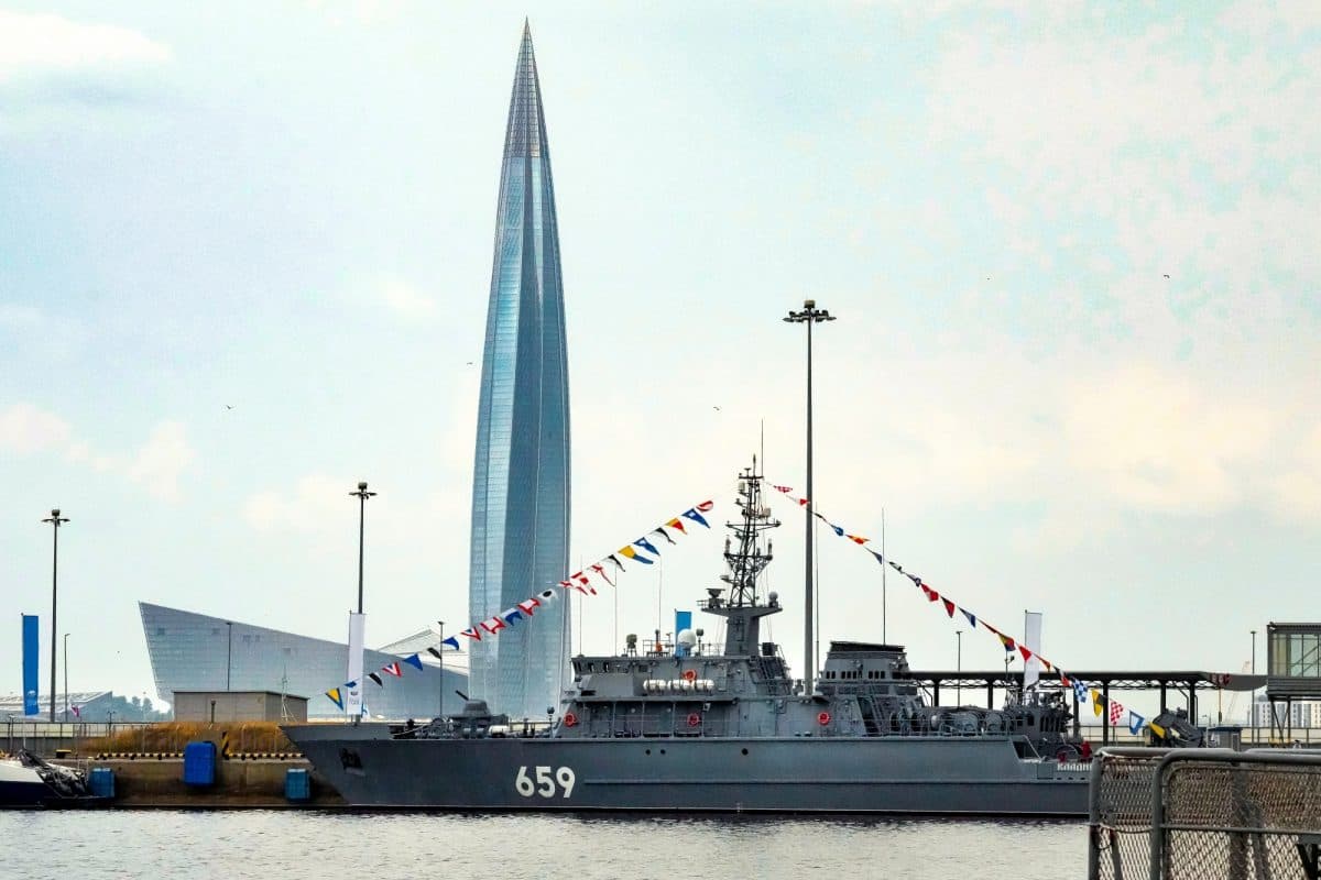 gazproms hovedkontor med krigsskip i forgrunnen