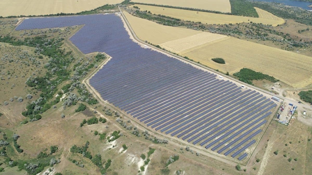 Stort solcelleanlegg på slette