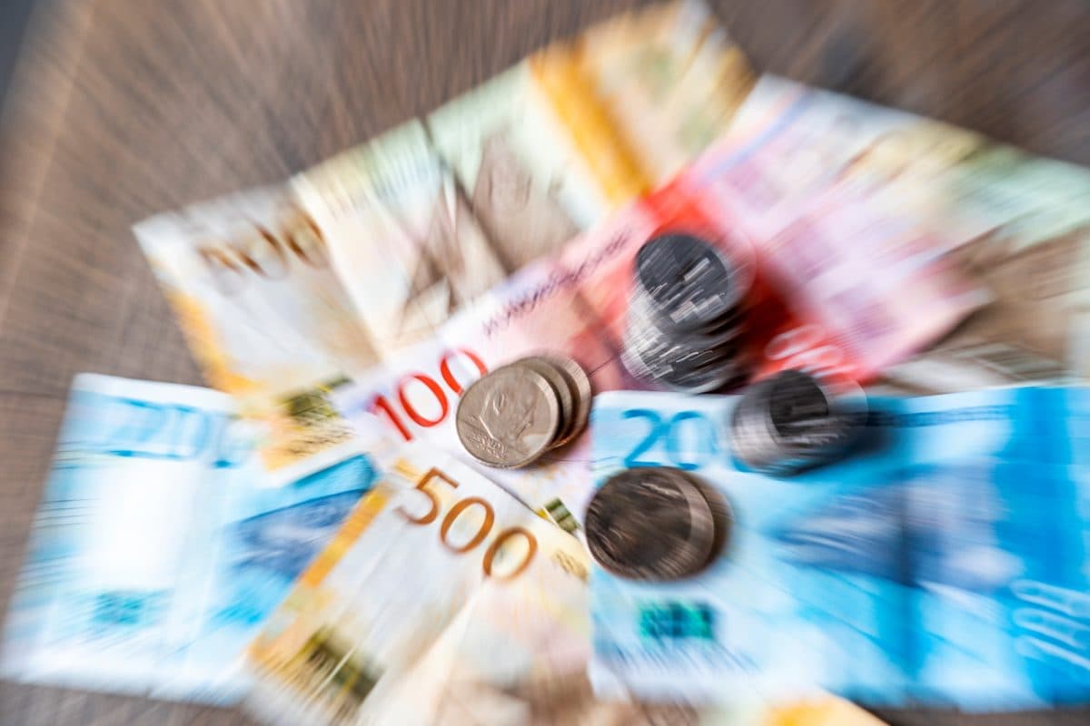 Haug med pengesedler og mynter