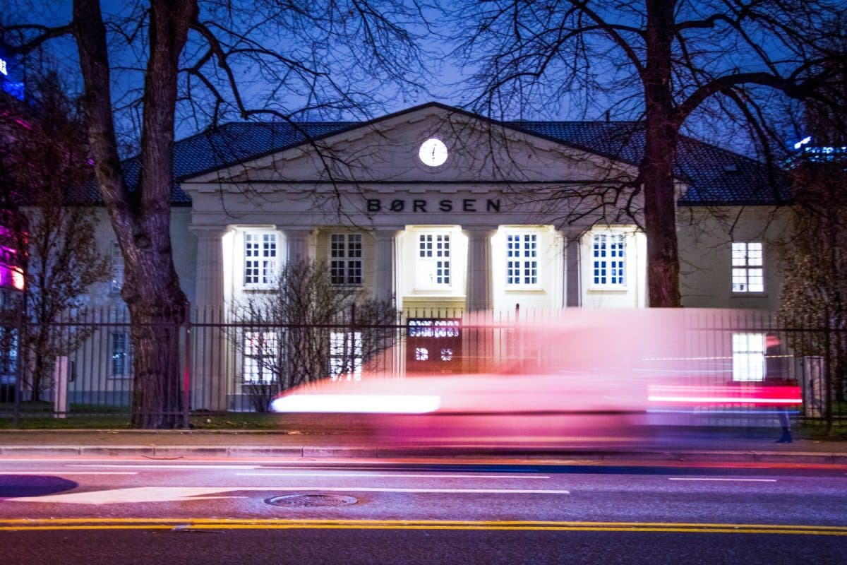 Oslo Børs med bil i forgrunnen