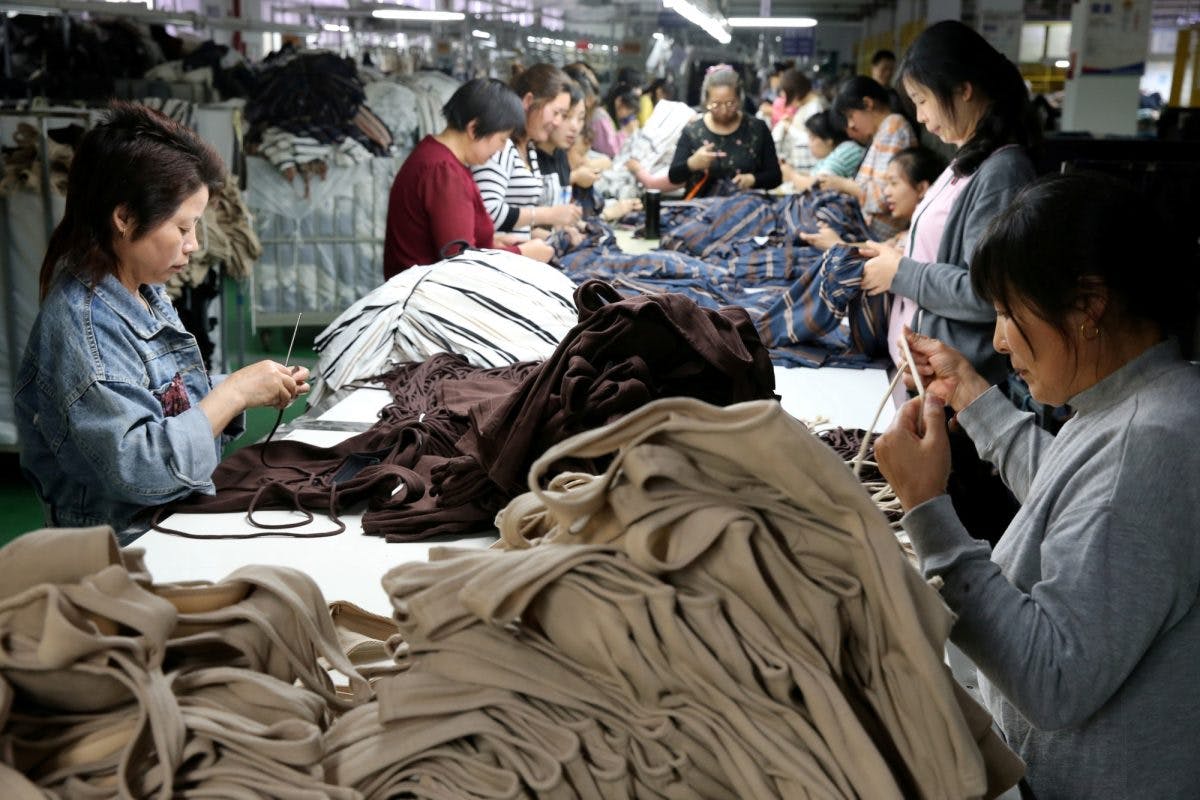 kvinner arbeider med produksjon av klær i kina