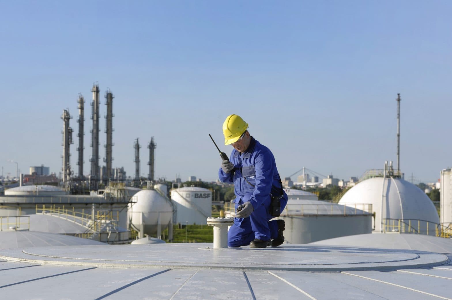 Mann undersøker lagringstank industrianlegg