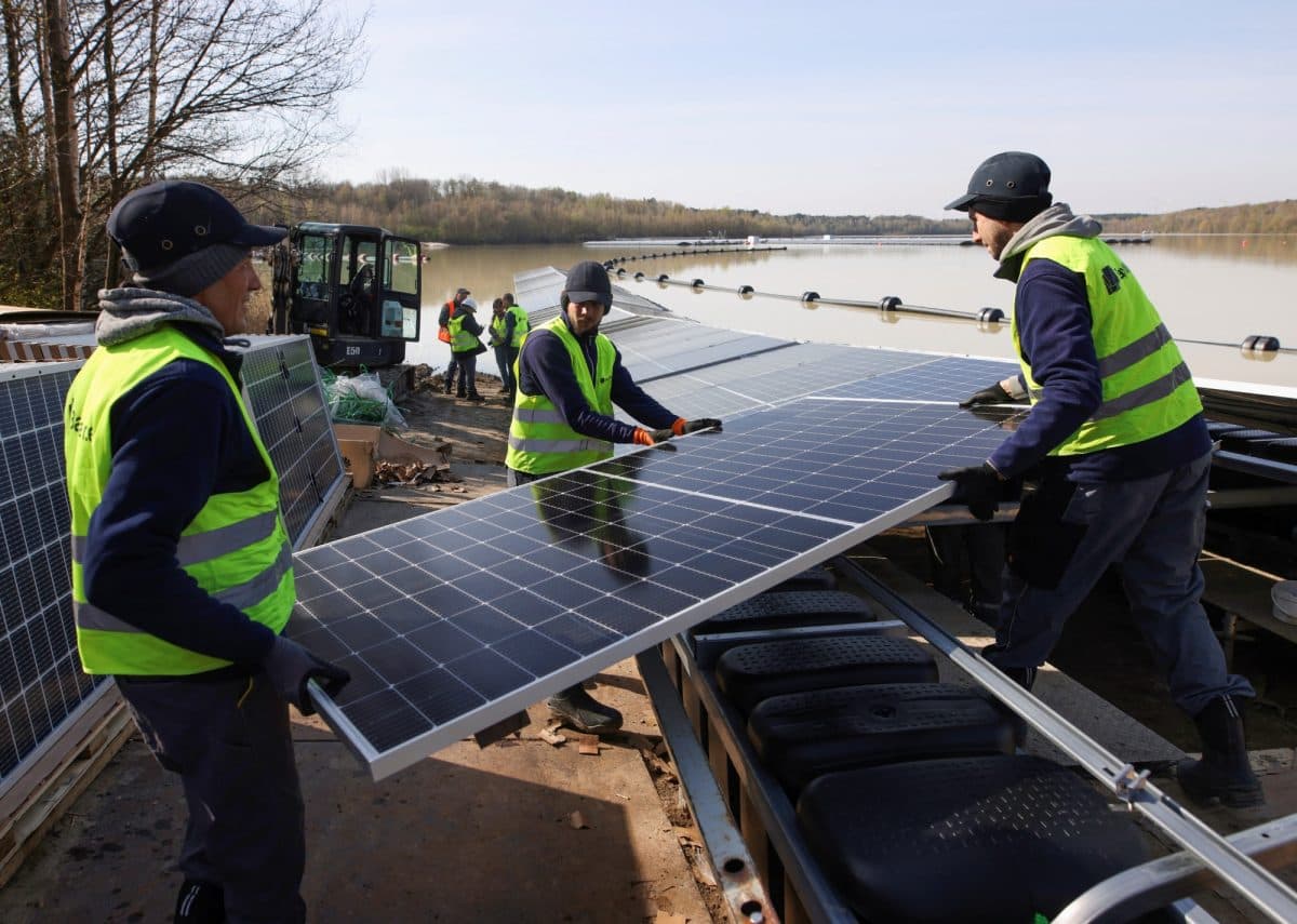 Arbeidere installerer solcellepaneler