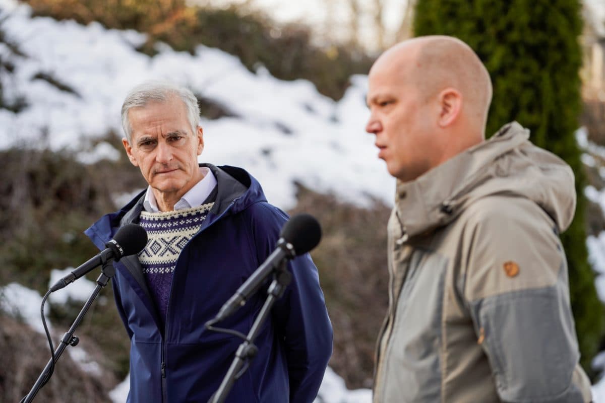 støre og vedum bak mikrofoner utendørs