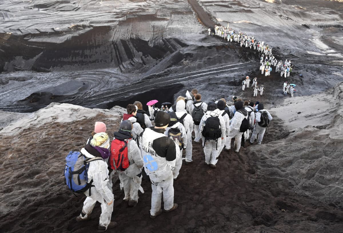 Demonstranter på kullgruve-dagbrudd i Tyskland