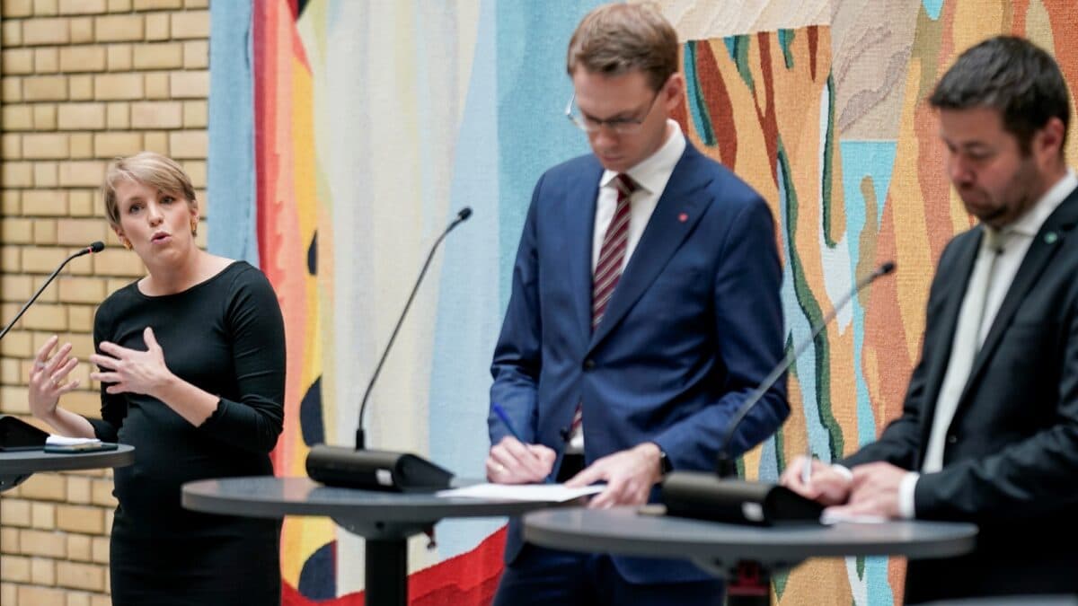 Kaski, Knutsen og Pollestad har pressekonferanse i Vandrehallen på Stortinget