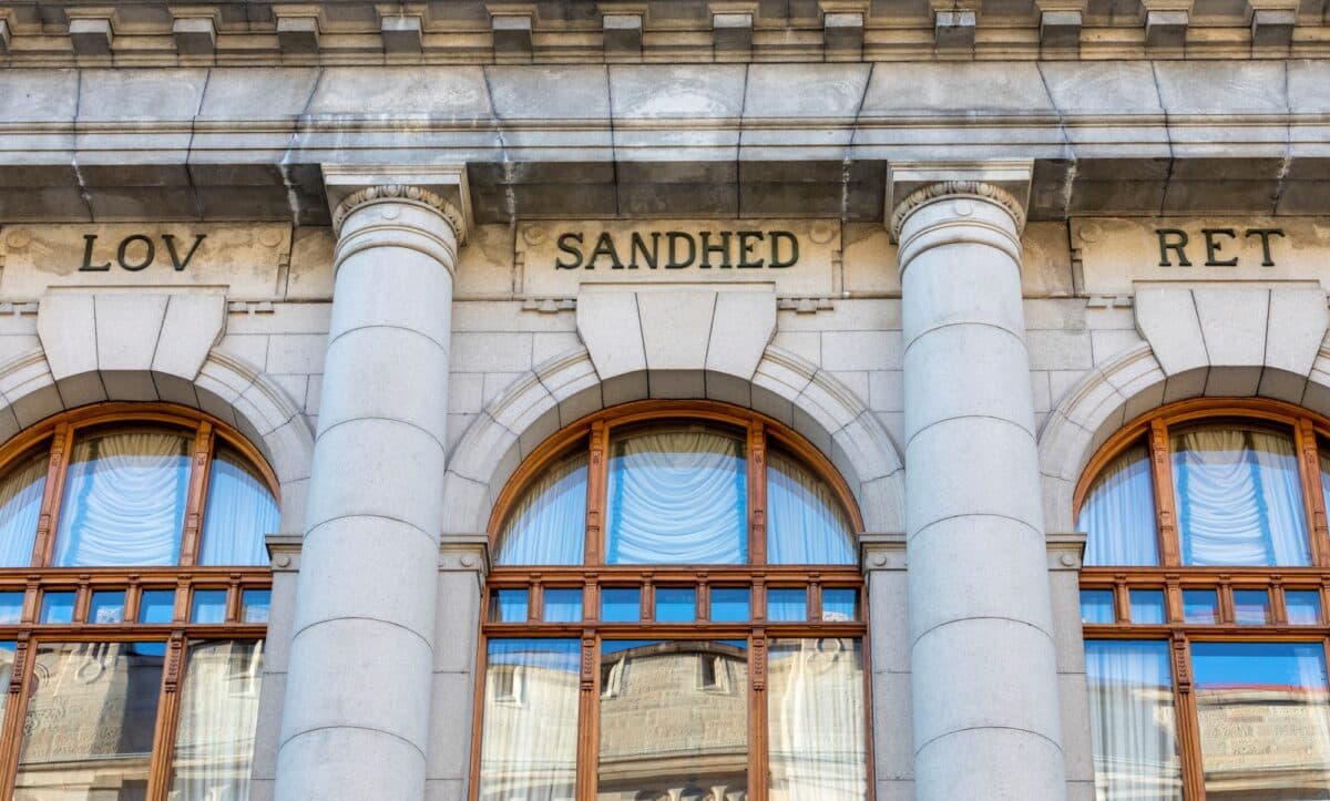 Utsnitt av fasaden til Høyesteretts bygning i Oslo