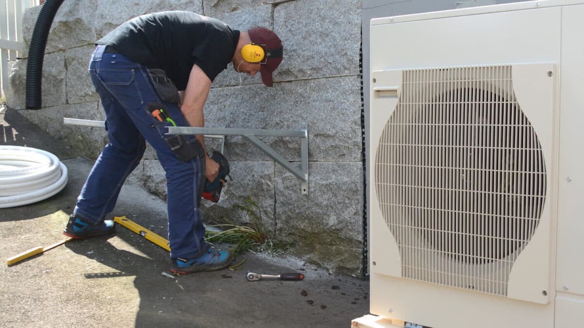 Mann monterer varmepumpe