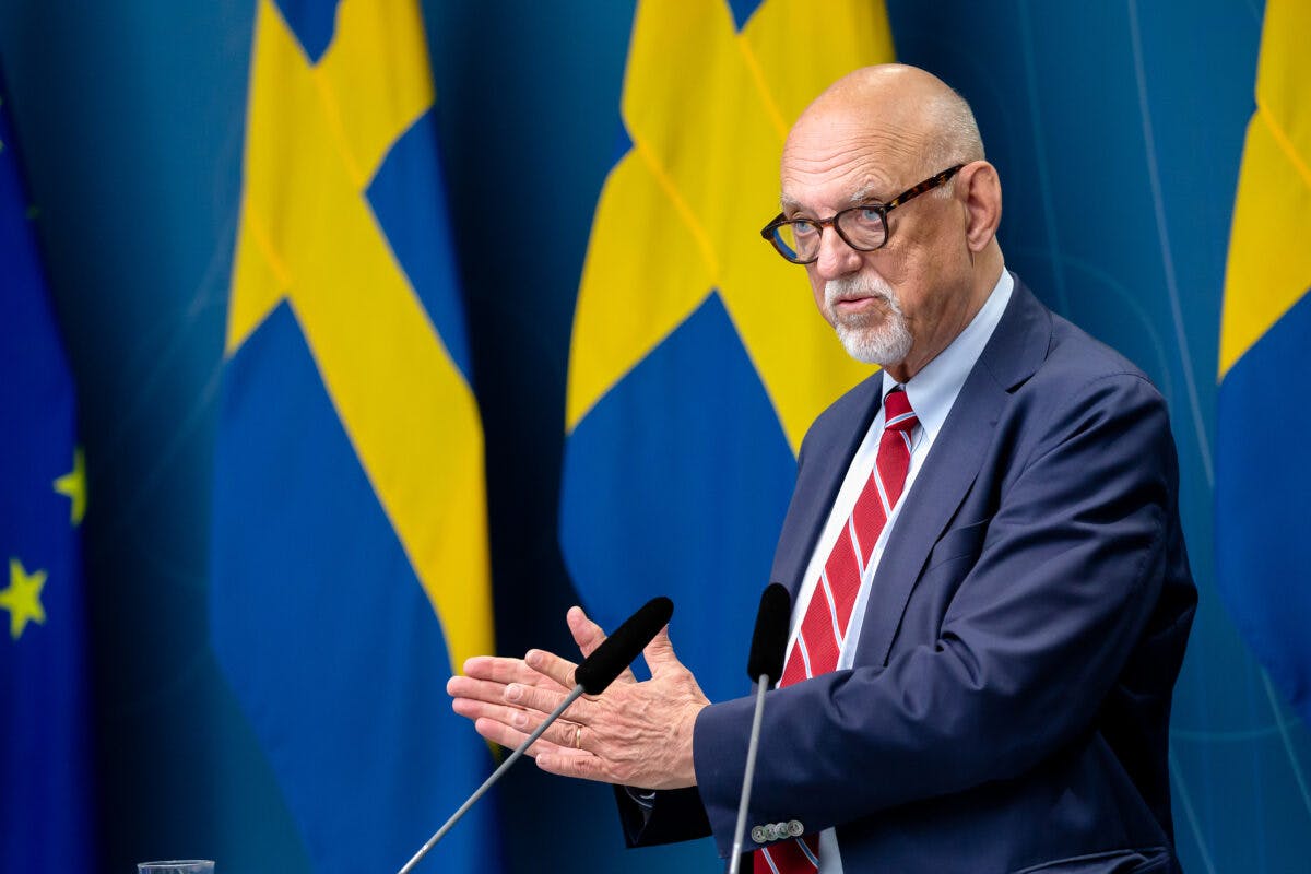 Hans Dahlgren foran svenske flagg