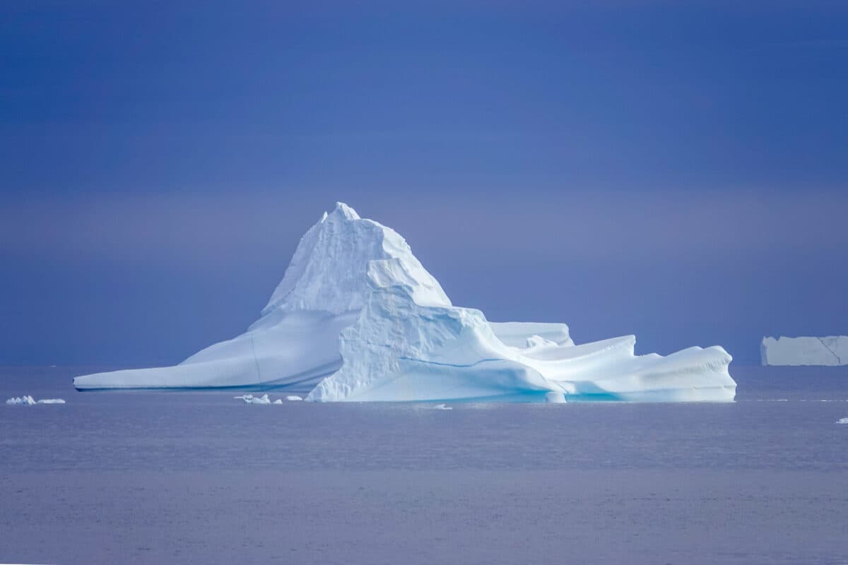 Isfjell driver i fjord ved Grønland