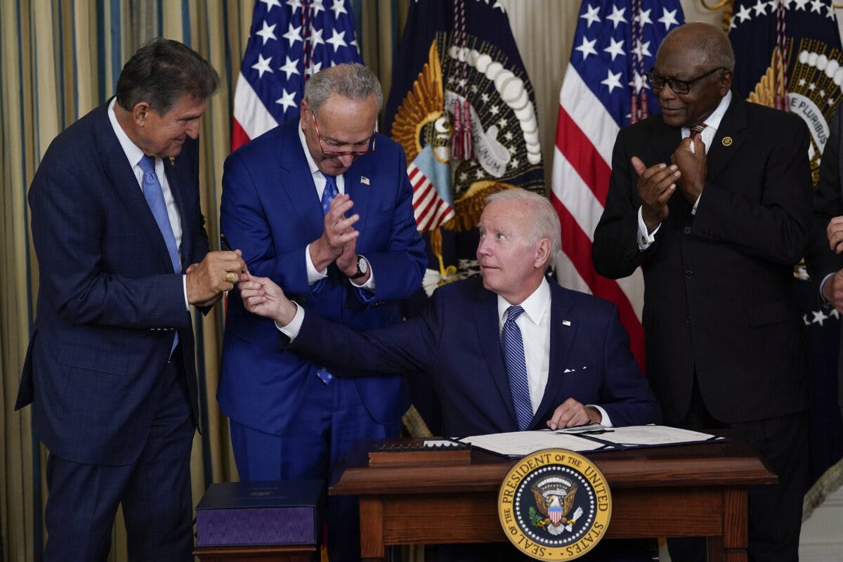 Joe Biden signerer lov i påsyn av politikere