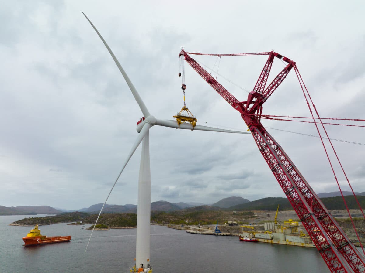 Kran monterer blad på vindmølle