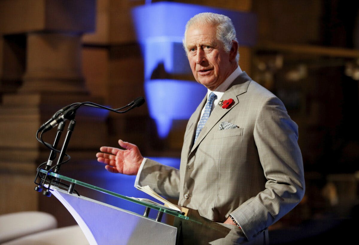 Daværende prins Charles bak talerstol i 2021