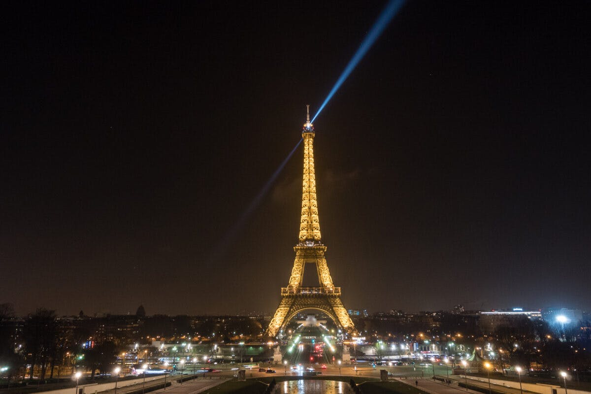 Eiffeltårnet opplyst om kvelden.
