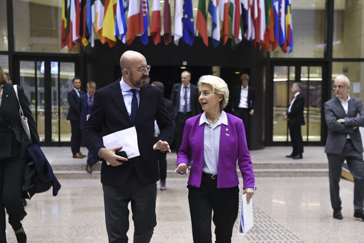 Charles Michel og Ursula von der Leyen spaserer og snakker