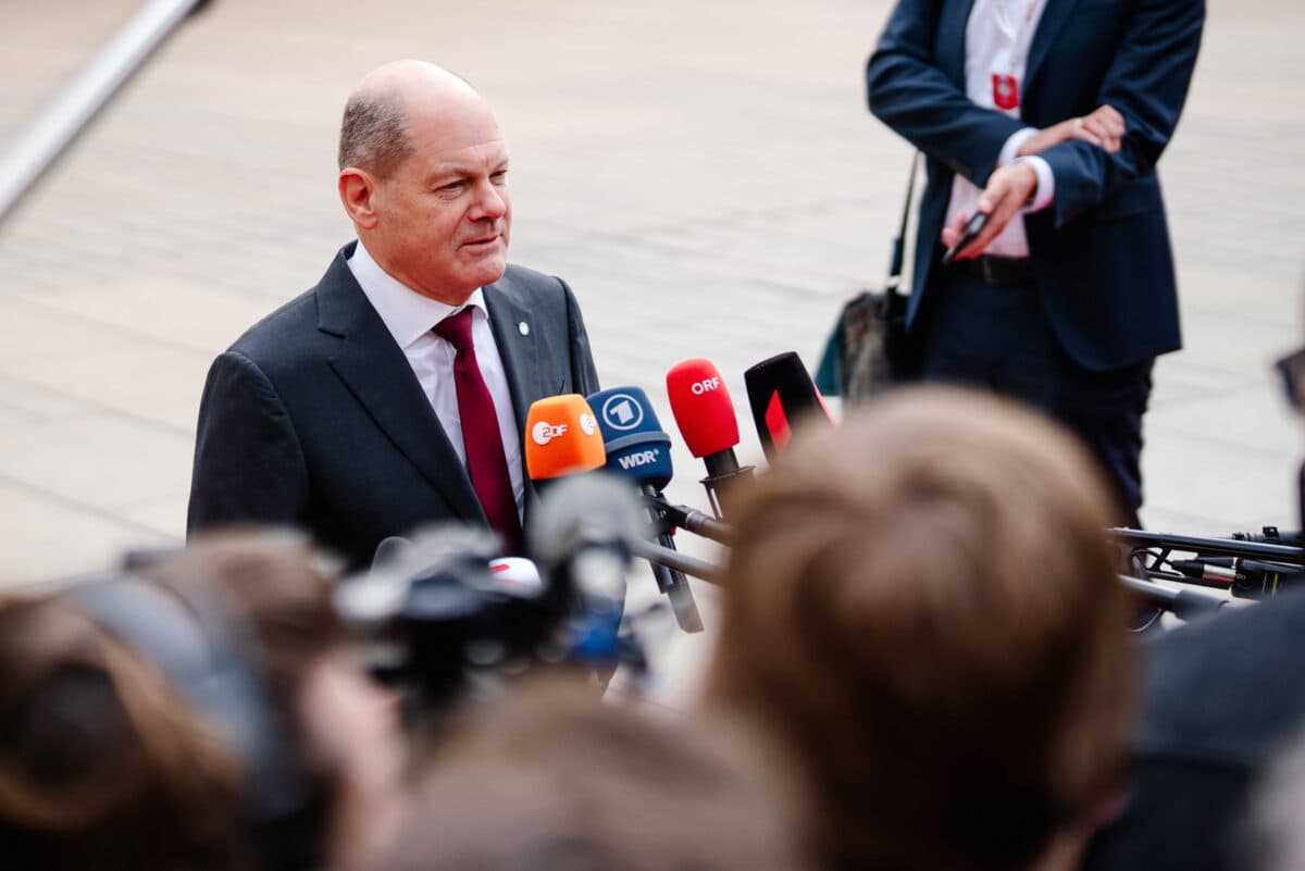 Olaf Scholz snakker med pressefolk