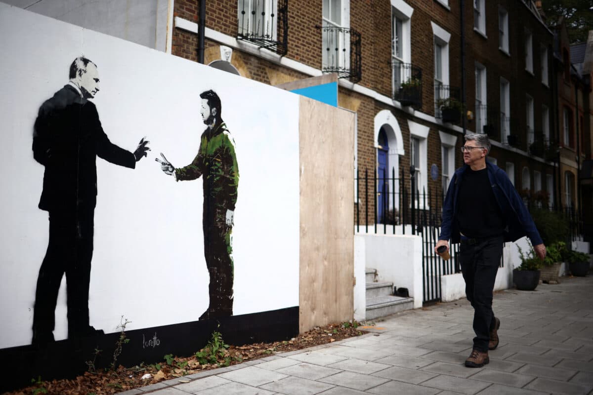 A mural depicting Russian President Vladimir Putin and Ukraine’s President Volodymyr Zelenskiy in London