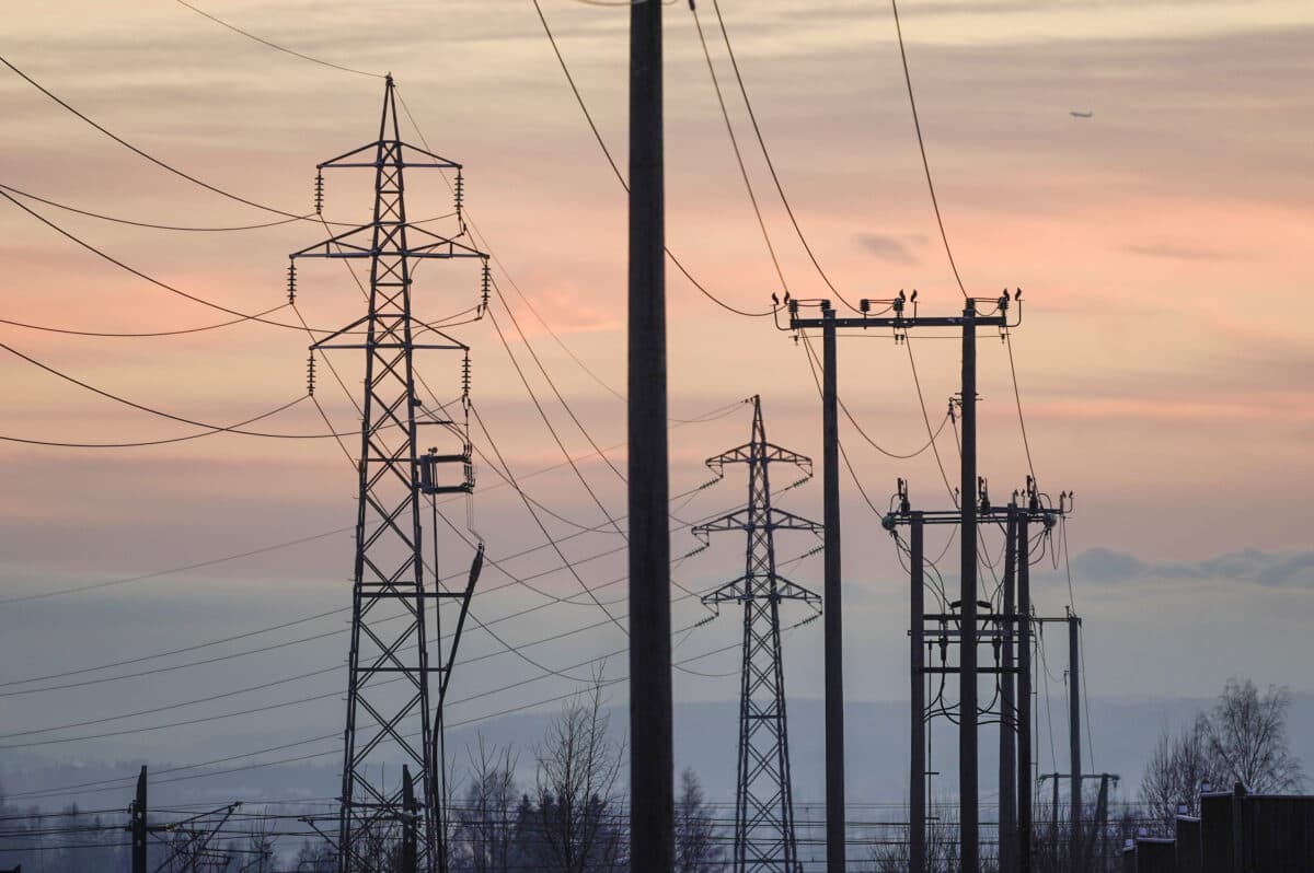 Høyspentledninger mot kveldshimmel