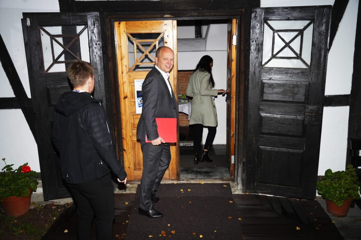 Trygve S. Vedum på vei inn en dør