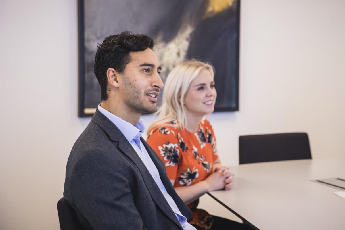 Mann og kvinne i et møterom.