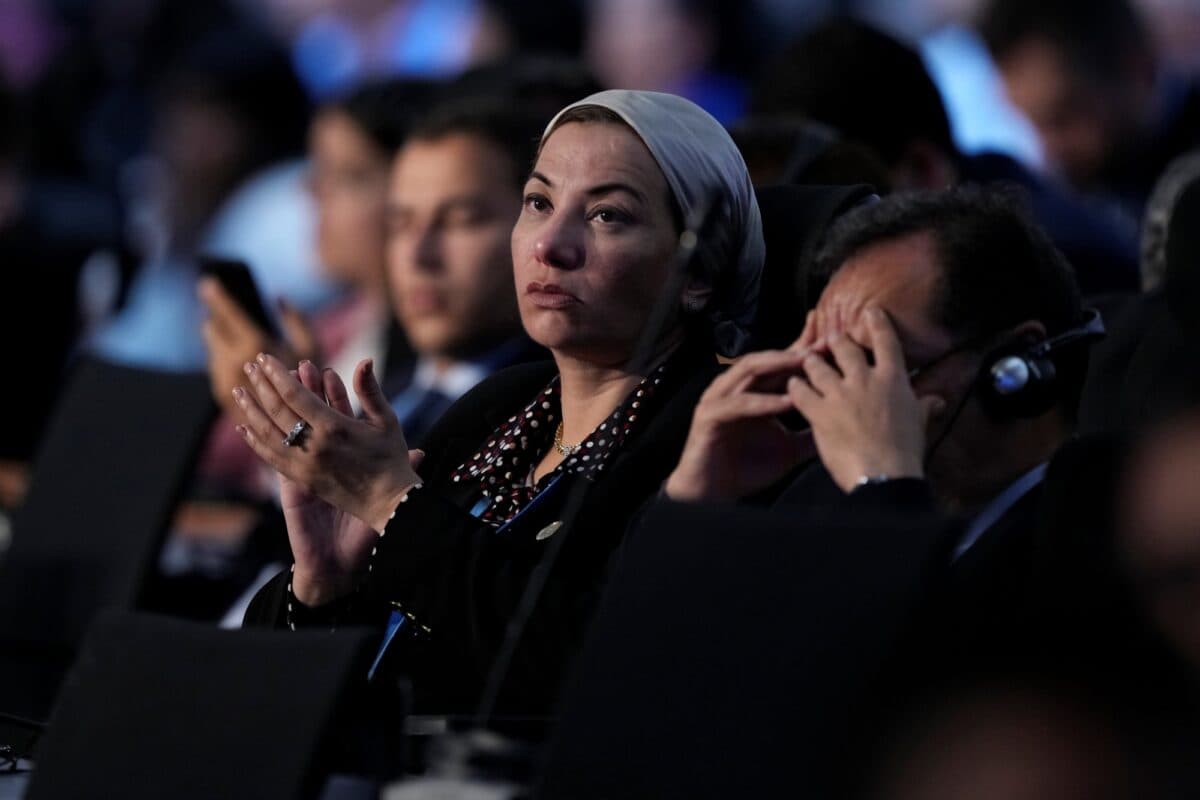 Delegater klapper, en mann holder seg til hodet under avslutningen av COP27