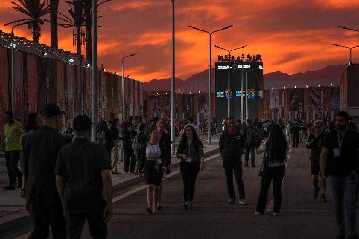 Folk går på gate ved solnedgang i Sharm El-Sheik