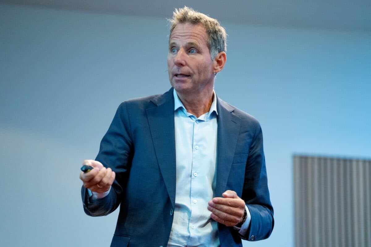 Jarand Rystad snakker under en pressekonferanse.