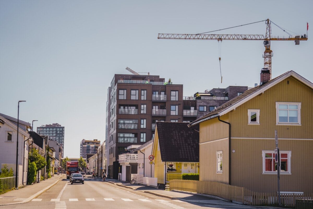 Gate i Lillestrøm med bygg under oppføring.