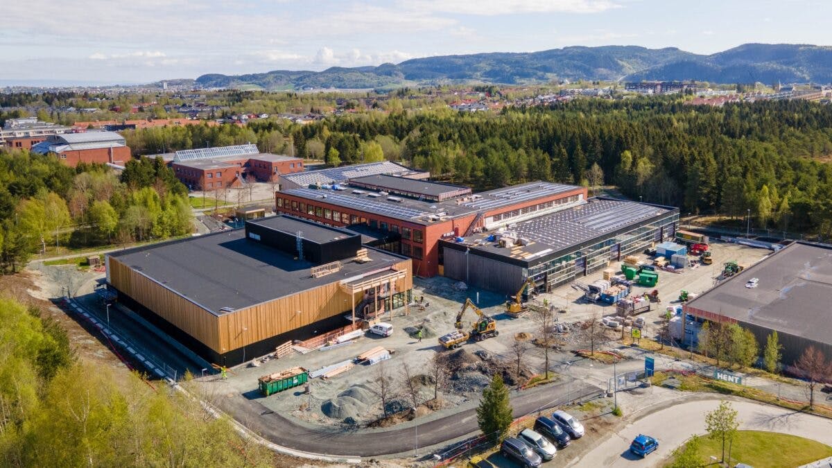 Luftfoto av Tiller videregående skole og omgivelser, Trondheim